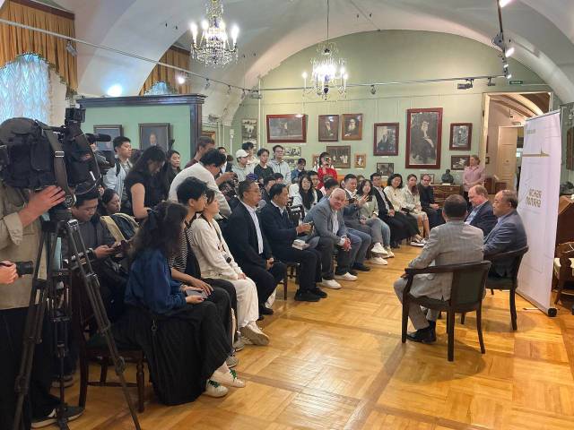 Во время визита в Россию Мо Янь получил литературную премию «Ясная Поляна»