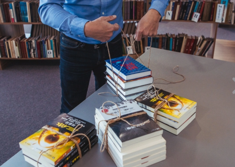 В научную библиотеку ДВФУ переданы книги китайских авторов с выставки фестиваля ЛиТР