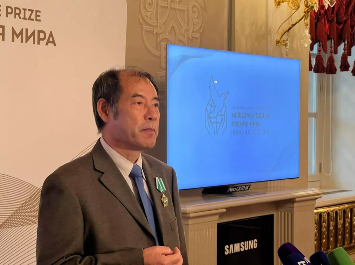 Беседа с членом жюри Международной премии мира имени Льва Толстого Лю Вэньфэем