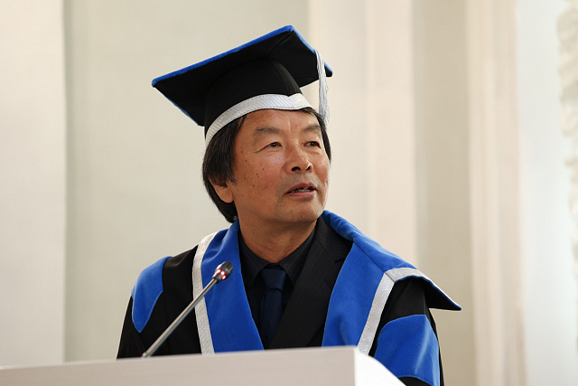 Китайскому писателю Лю Чжэньюню присудили звание почетного доктора СПбГУ