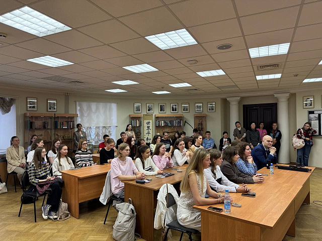 В ИСАА МГУ прошла творческая встреча с китайскими писателями Сюэ Тао и Цзян Шу