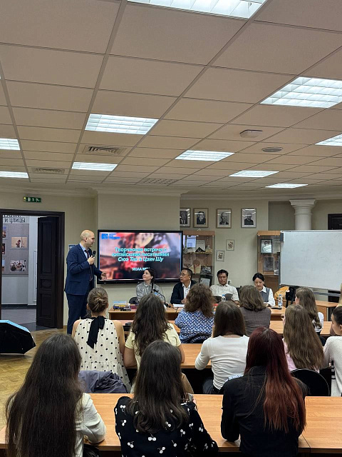 В ИСАА МГУ прошла творческая встреча с китайскими писателями Сюэ Тао и Цзян Шу