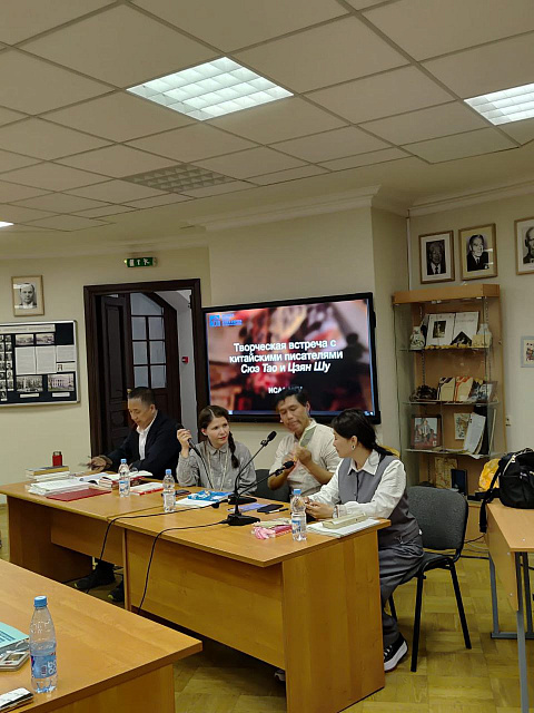 В ИСАА МГУ прошла творческая встреча с китайскими писателями Сюэ Тао и Цзян Шу