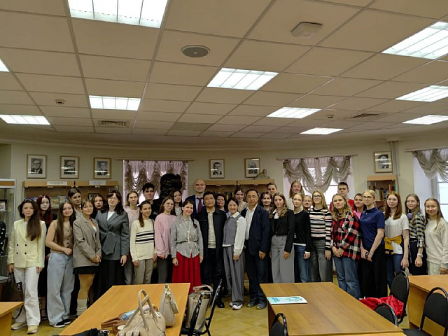 В ИСАА МГУ прошла творческая встреча с китайскими писателями Сюэ Тао и Цзян Шу